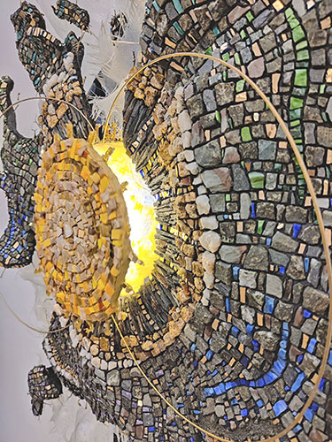 Agartha. Mosaico escultórico kinético iluminado (la primer estructura tiene movimiento). Detalle 65 x 85 x 25 cm.	